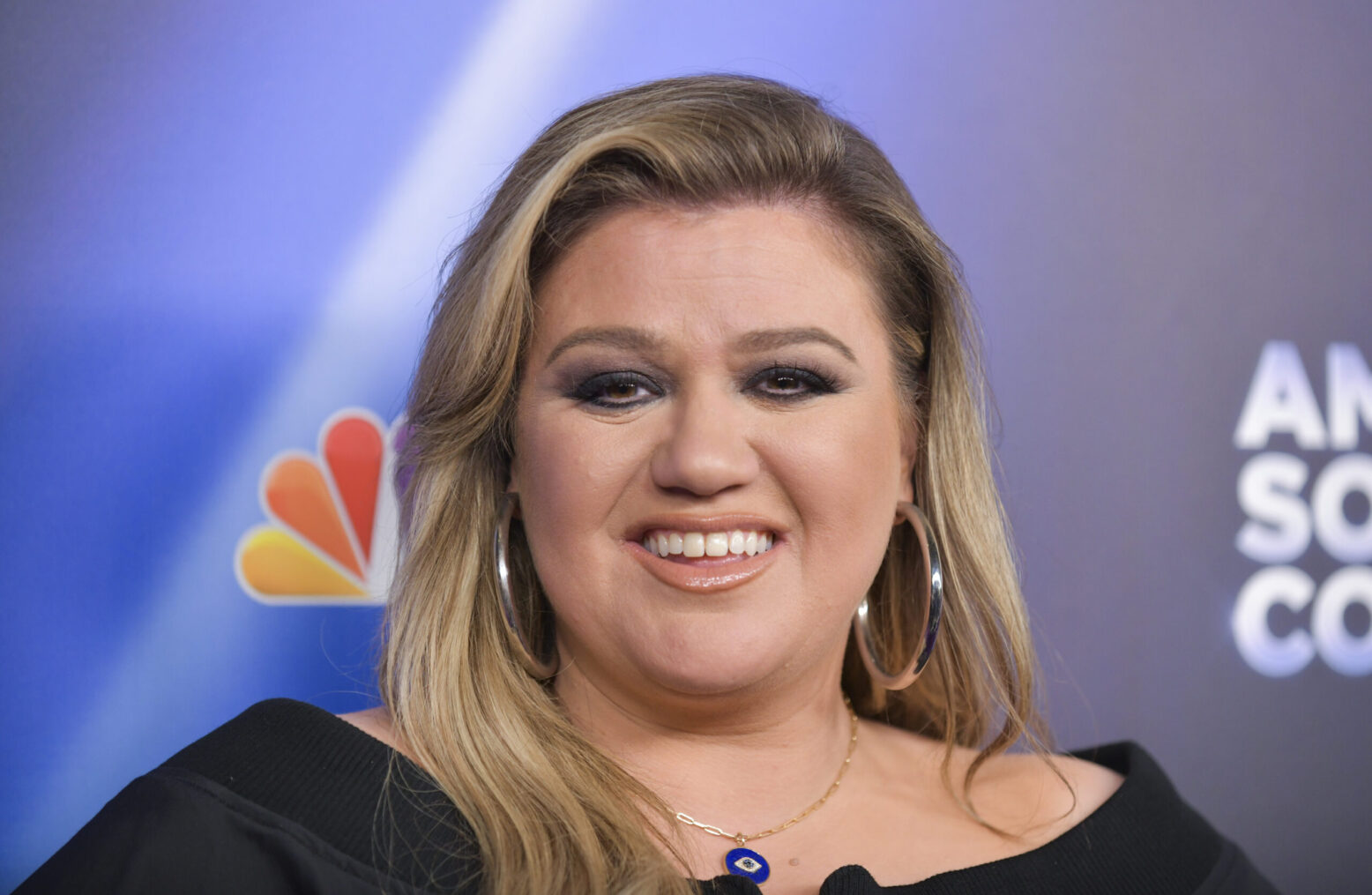 Kelly Clarkson Finds Large Black Hole On Montana Ranch 2260