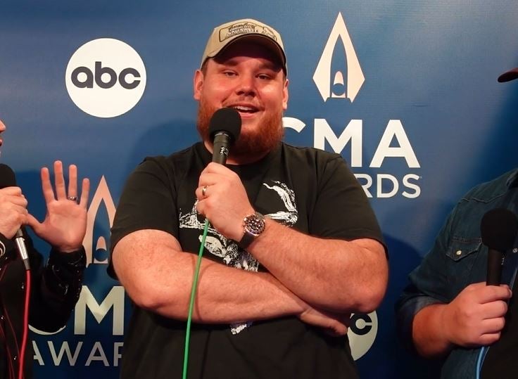 Luke Combs Sings 