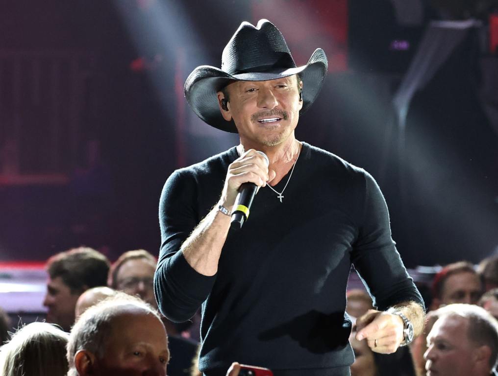 Tim McGraw Laughs At His Young Beefcake Self